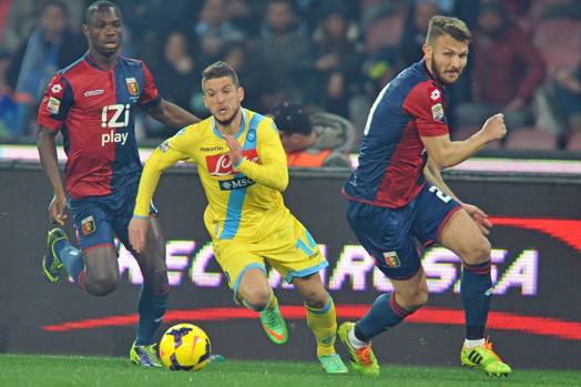 Mertens prova lo scatto palla al piede. Lapresse